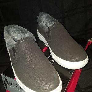 SKECHERS FUZZY FEELING SZ 9 FUR LINED SNEAKERS